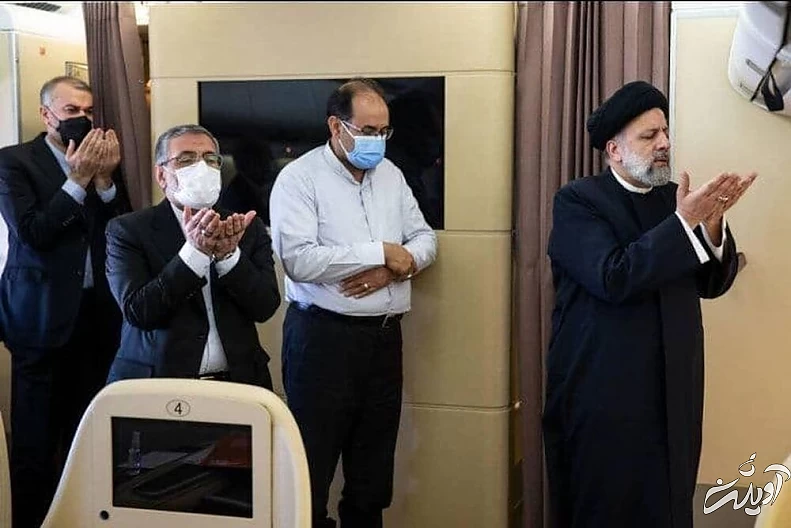 عکسی از نماز خواندن ابراهیم رئیسی در کنار نماینده اهل تسنن مجلس